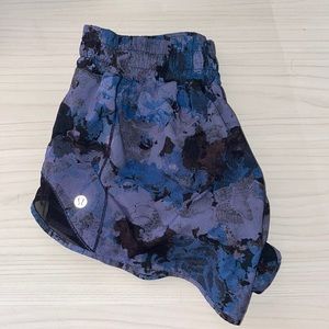 Lulu lemon size 6 hotty-hot shorts 2.5”!
